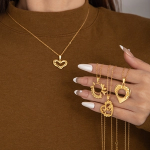 Collier élégant en acier inoxydable doré avec pendentifs cœur et inscription MOM