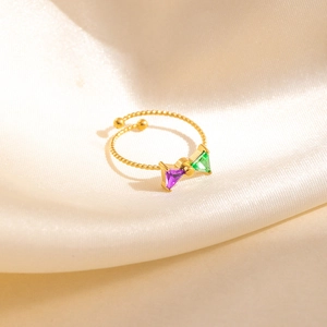 Bague torsadée dorée ajustable avec pierres triangulaires violettes et vertes