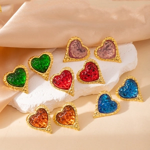 Pendientes de corazón vintage en cinco colores sobre piedra blanca y seda beige