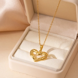Élégant collier pendentif cœur doré avec texture de lave sur une chaîne fine
