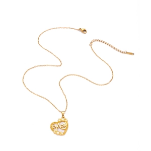 Détail du pendentif cœur doré Mom avec motifs floraux et chaîne réglable raffinée