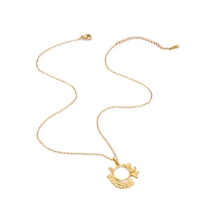 Vue détaillée du collier doré avec relief ondulé et fermoir mousqueton réglable élégant