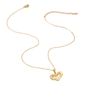 Vue détaillée du collier pendentif cœur doré avec surface texturée et chaîne ajustable