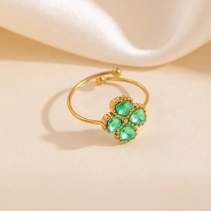 Bague trèfle en acier doré avec pierres de coeur vertes et anneau ouvert ajustable