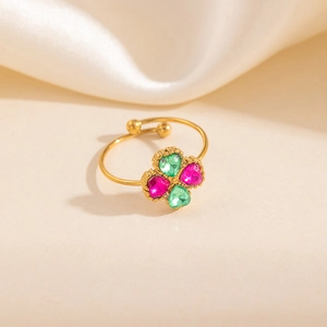 Bague dorée ajustable avec trèfle de pierres précieuses vertes et rouge rose