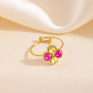 Bague trèfle dorée ajustable avec des pierres précieuses rose et vert en cœur