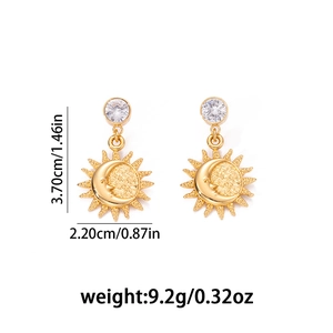 Detailweergave van gouden zon- en maan-oorbellen met zirkonia en afmetingen