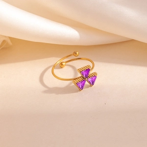 Bague trèfle dorée ajustable avec trois pierres de zircon violettes pour femmes