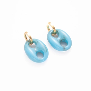 Detalle de los pendientes de resina azul cielo con textura de mármol y clips dorados