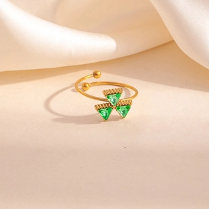 Bague réglable en acier doré sertie de trois zircons verts de forme triangulaire