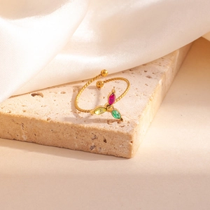 Bague dorée ajustable ornée de pierres marquises étincelantes rouges, vertes et jaunes