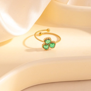 Bague torsadée dorée ornée de trois zircons verts en forme de cœur style trèfle