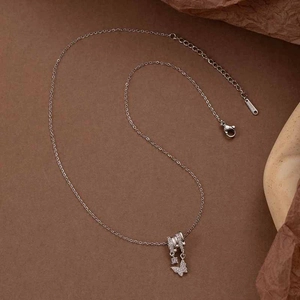 Halskette aus Edelstahl in Silber mit funkelndem Kristall-Schmetterlingsanhänger