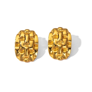 Gros plan détaillé de boucles d'oreilles dorées en acier au design de texture tissée