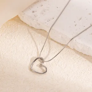 Minimalistische silberne Titanstahlkette mit hohlem Herzanhänger an einer Schlangenkette