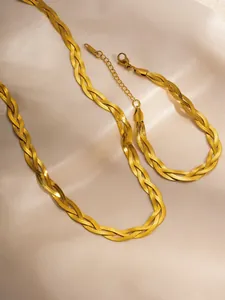 Detail eines gold geflochtenen flachen Schmucksets mit Karabinern auf Seidenstoff