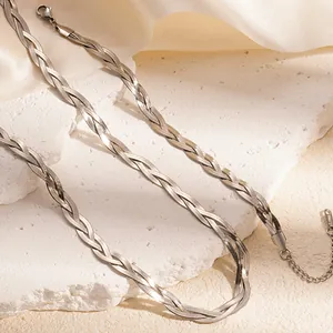 Collier en maille serpent tressée à trois rangs en acier inoxydable argenté chic