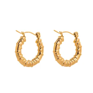 Créoles dorées chic avec texture de bambou dans un style géométrique vintage minimaliste