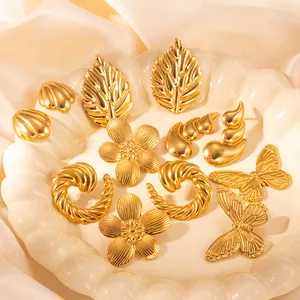 Nahaufnahme von 18K vergoldeten Titanohrringen mit Blatt-, Blumen- und Schmetterlingsmotiven