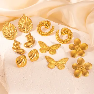 Detaillierte Kollektion goldener Ohrringe im französischen Stil auf Seide und Stein