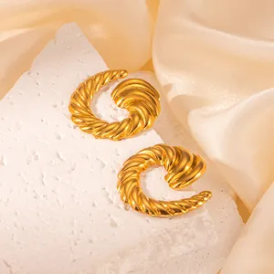 Französische Vintage 18K vergoldete Titanstahl Creolen im gedrehten Croissant Design