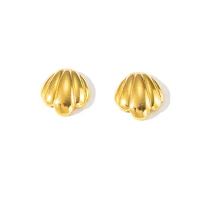 Makroansicht eleganter goldener Muschelohrstecker aus poliertem 18K Titanstahl für Damen