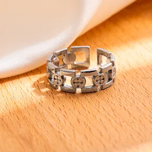 Dettaglio ravvicinato dell'anello retrò in acciaio inossidabile con motivi geometrici