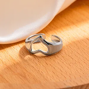 Dettaglio di un anello regolabile in argento a forma di cuore su seta bianca