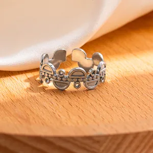 Dettaglio dell'anello retrò in acciaio al titanio grigio argento con motivi geometrici traforati