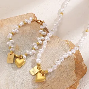Conjunto de perlas barrocas con colgantes de corazón dorado y placas Good Luck
