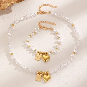 Set joyas perlas barrocas con dijes corazón y Good Luck sobre base piedra blanca