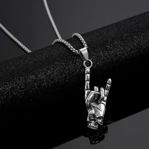 Collar con colgante de gesto de mano de calavera punk gótico en acero inoxidable