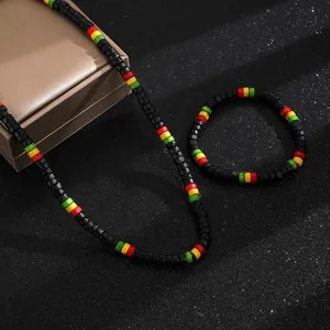 Etnische zwarte houten kralen ketting en armband set met rode gele en groene accenten