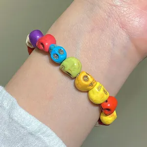 Vue macro d'un bracelet de perles crânes multicolores avec détails pailletés au poignet