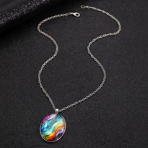 Detailweergave van de ovale glazen hanger met kleurrijke abstracte werveling en ketting
