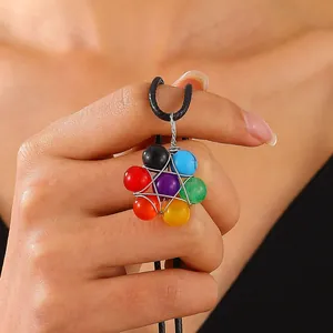 Macro-opname van handgemaakte chakra-stenen ketting met zeshoekige ster hanger detail