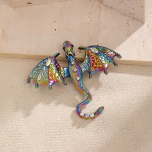 Dettaglio macro della spilla a drago arcobaleno con cristalli incastonati su tessuto