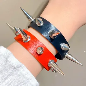 Bracelets punk en cuir avec des pointes métalliques argentées en noir et rouge