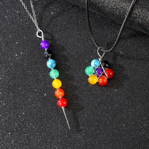 Detailweergave van de zeven chakra kralen met draadwikkeling op zilveren ketting en koord