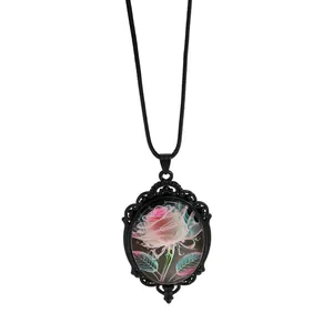Macro-opname van ovale legering hanger met glazen koepel en roze roos illustratie