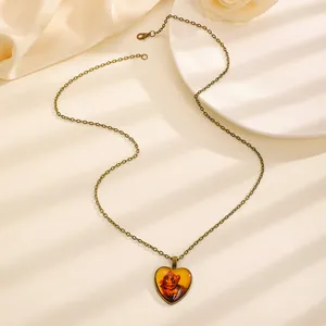 Detailopname van de vintage hartvormige hanger met kattenportret en bronzen ketting