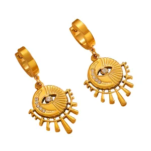 Détails de boucles d'oreilles créoles oeil du mal dorées avec accents de zircon brillant