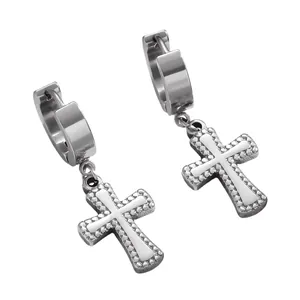 Gros plan détaillé des boucles d'oreilles créoles en acier avec pendentifs en croix