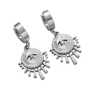 Détail des boucles d'oreilles œil protecteur en argent avec zircone et pendentif croix