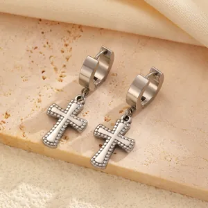 Boucles d'oreilles créoles en acier inoxydable avec pendentif croix texturé