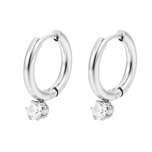 Eleganti orecchini a cerchio in argento con pendenti tondi in zircone a sei griffe