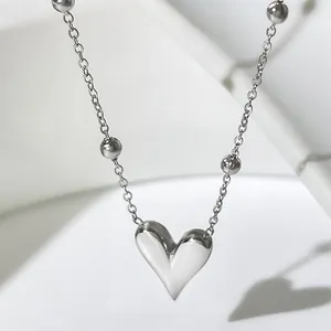 Pendentif cœur argenté poli sur chaîne à billes en acier titane au style moderne minimaliste