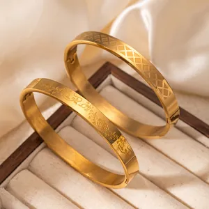 Brazaletes minimalistas de acero inoxidable dorado con motivos florales y geométricos