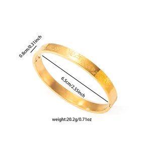 Detalle del brazalete de bisagra dorado en acero con rosas y hojas en relieve fino