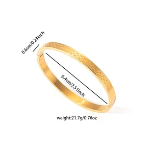Vista detallada del brazalete bañado en oro de 18k de 0,6 cm con medidas y peso
